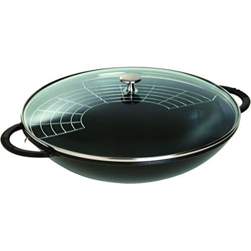 Wok en fonte Staub premium, polyvalent, durable, idéal pour cuisines modernes, cadeau parfait, amateurs de cuisine raffinée, fabrication française artisanale.