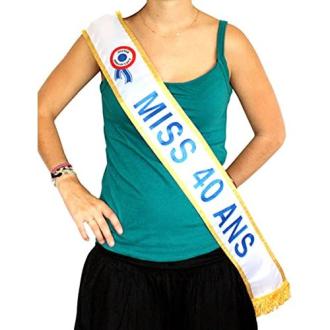 Femme souriante portant écharpe colorée 'Miss 40 ans' lors de son anniversaire festif
