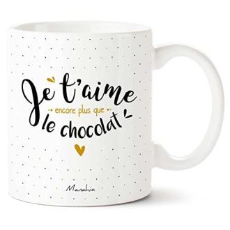 Une jolie tasse féminine pour prendre le chocolat chaud