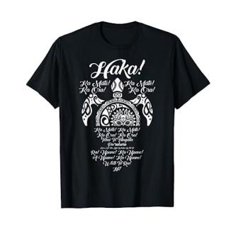 Tee-shirt Haka rugby avec inscriptions Maori, disponible en plusieurs couleurs et tailles.