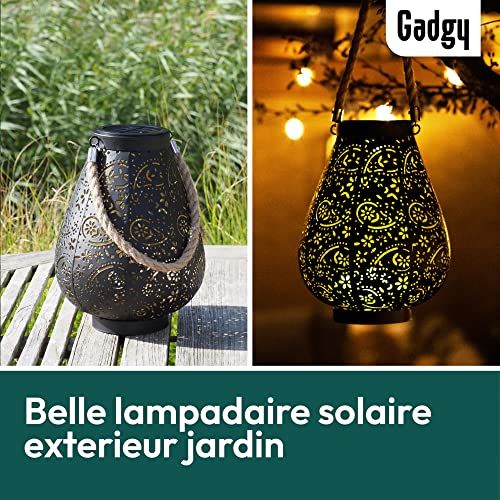 Lanterne solaire marocaine Gadgy éclairant un jardin avec des motifs orientaux.