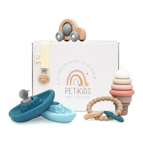 Coffret cadeau naissance Petikids avec 5 jeux Montessori en bois et silicone, favorisant éveil, motricité et détente des tout-petits. Idéal pour baptême.